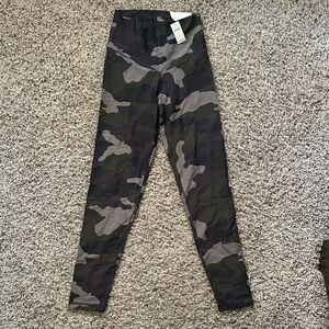 Offline by Aerie NWT size medium real me 7/8 camo leggings